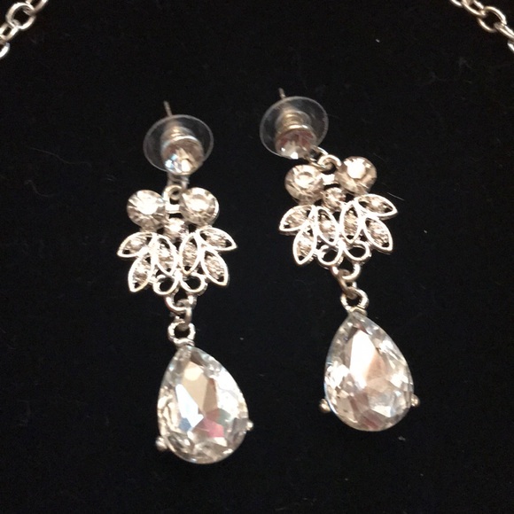 Sparkly necklace with matching earrings - Picture 2 of 3